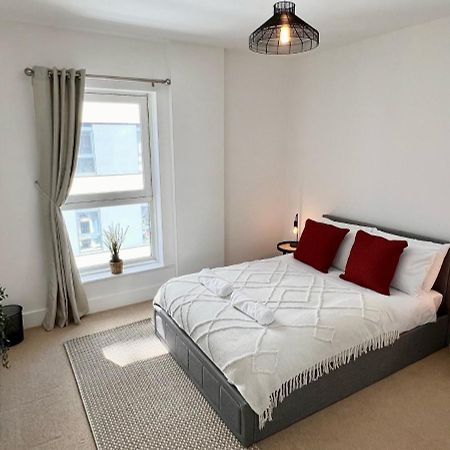 2 Bedroom Serviced Apartment With Free Parking, Wifi & Netflix, Basingstoke Exterior foto